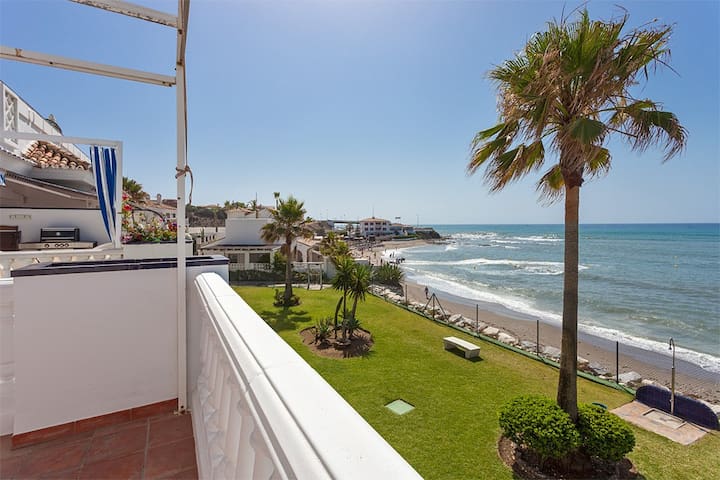 Facing the sea, direct beach access, large terrace, 5 minutes from La Cala