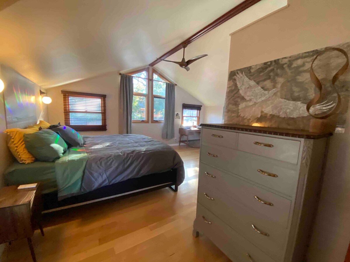 Spálňa s manželskou posteľou na druhom poschodí