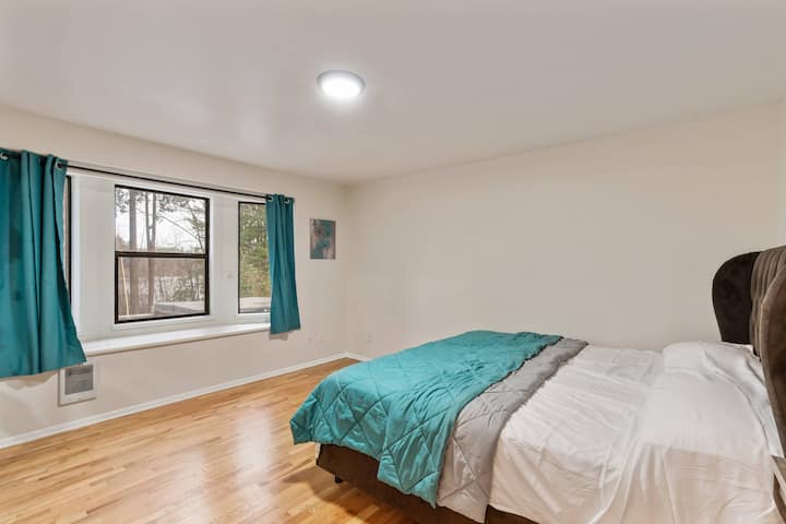 Z hlavnej spálne je výhľad na jazero.