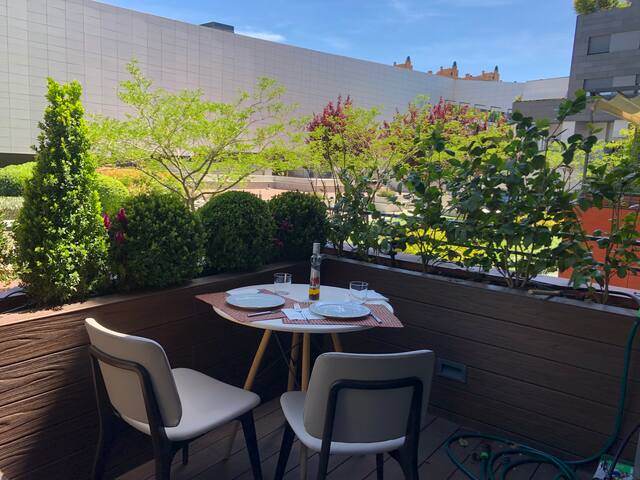 IFEMA apt. w/ gym, pool, parking, terrace, doorman gallery image 3