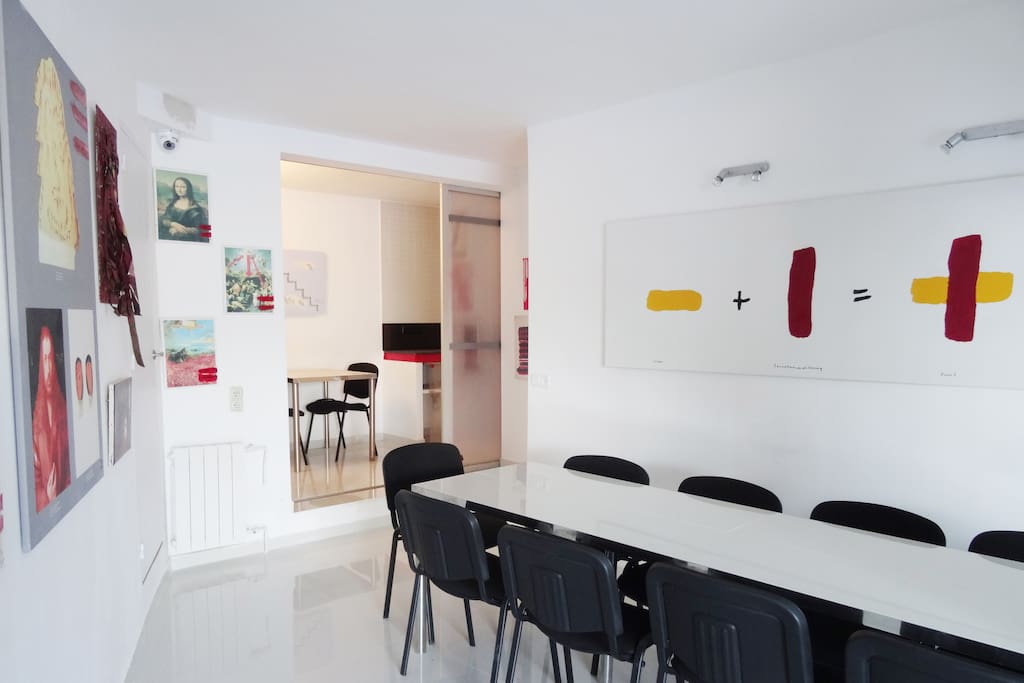Konferenzraum Empore in Seminar Gallerie mit Küche und Zugang zu Damen und Herren Toiletten.