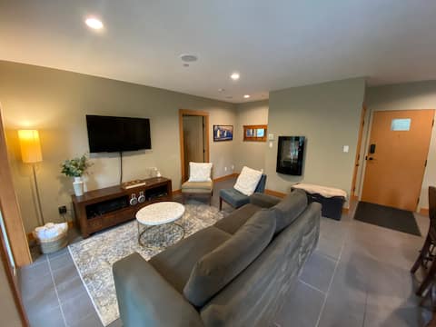 Top performing Airbnb: Modern condo in the heart of Sun Peaks in Sun Peaks Mountain