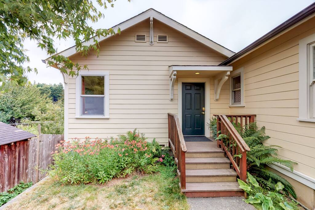 Tasteful Arcata Cottage Guest suites for Rent in Arcata, California
