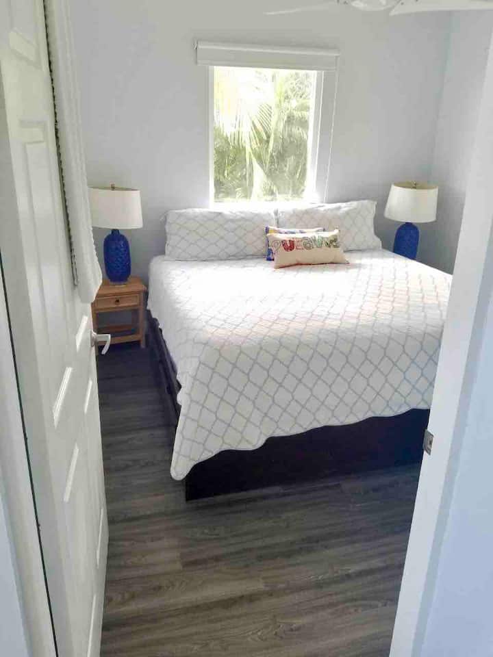 Chumba kikuu cha kulala. 
Dirisha kubwa upande wa kulia halionekani kwenye picha hii. Madirisha ya faragha (unaweza kuona nje lakini huwezi kuona ndani ukiwa nje)