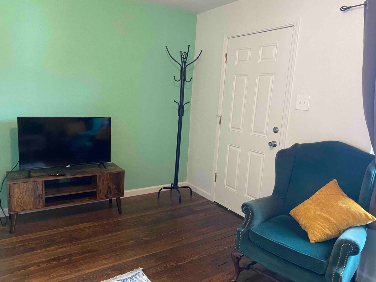 Nuestra televisión es una televisión inteligente, inicia sesión en tus cuentas para ver Netflix, Hulu, etc.