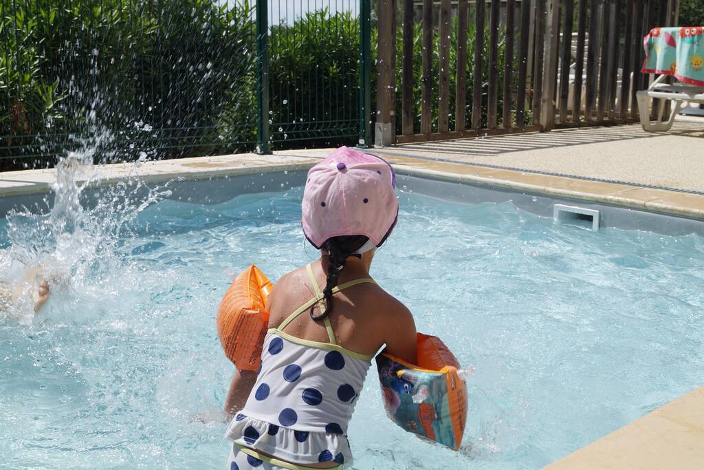 LE BONHEUR ET LA JOIE DES ENFANTS DANS LE PETIT BASSIN ET PISCINE COMMUNE