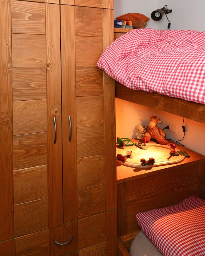 მე-2 საძინებელი: მყუდრო, 3 საწოლით, ჩაშენებული კარადით და სათამაშო სივრცით!