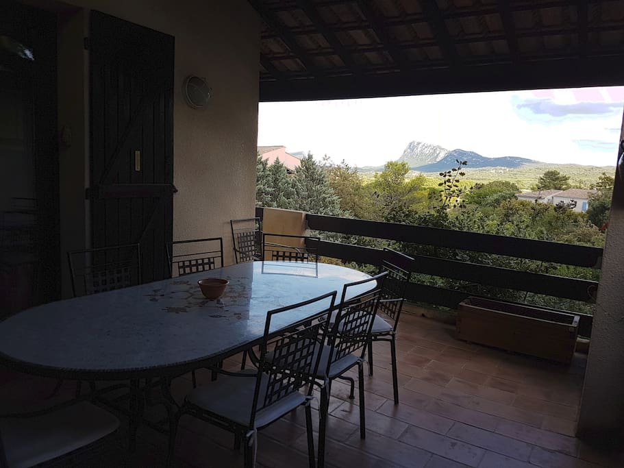 La terrasse avec vue sur le Pic-Saint-Loup