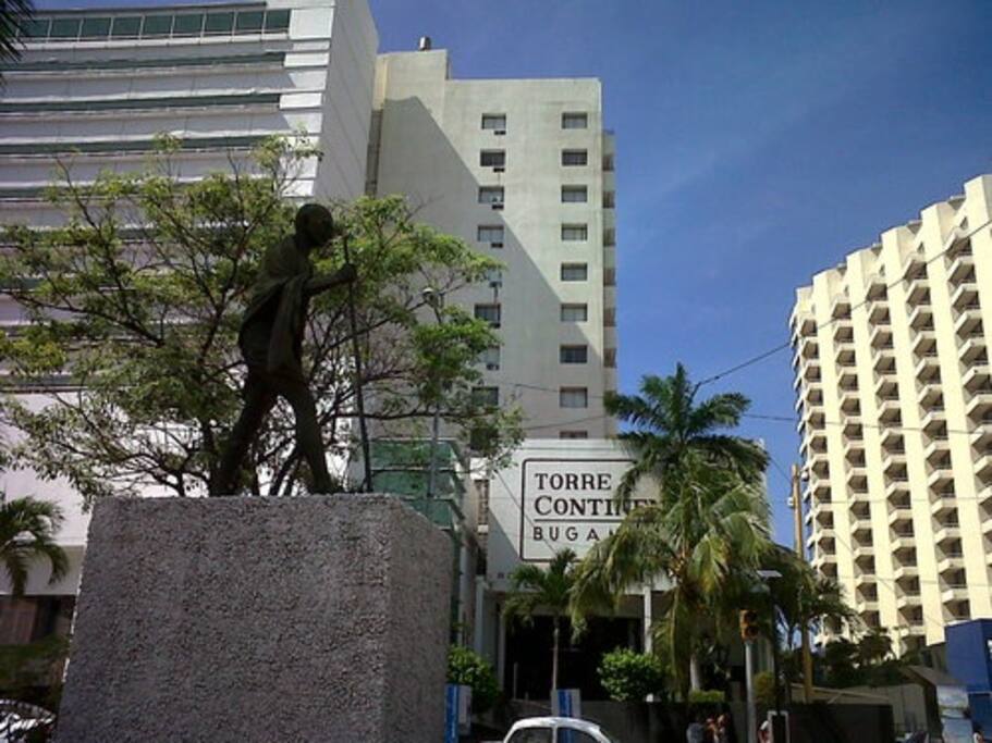 Costera Miguel alemán ( consulado canadiense y americano)