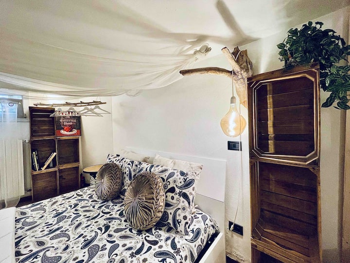 ห้องนอนในโรงเตี๊ยมพร้อมเตียงคู่หน้าต่างขนาดหมาป่า 