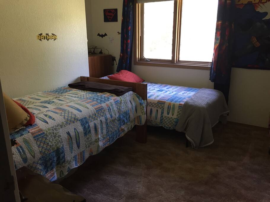 Bedroom with twin beds