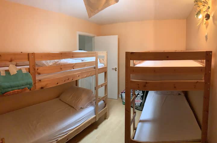 tercer dormitorio con 2 literas (4 personas) y un lavabo, sin ventana, pero con un pozo de luz en el techo.