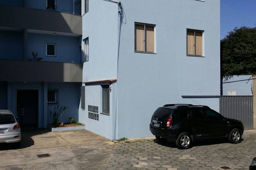 Fachada lateral e vaga da garagem onde está o Duster.