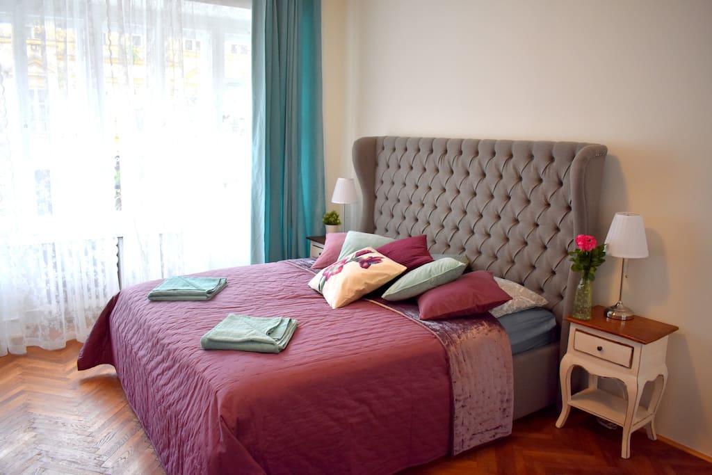 Luxurious sleeping - King sized double bed with mattress deluxe