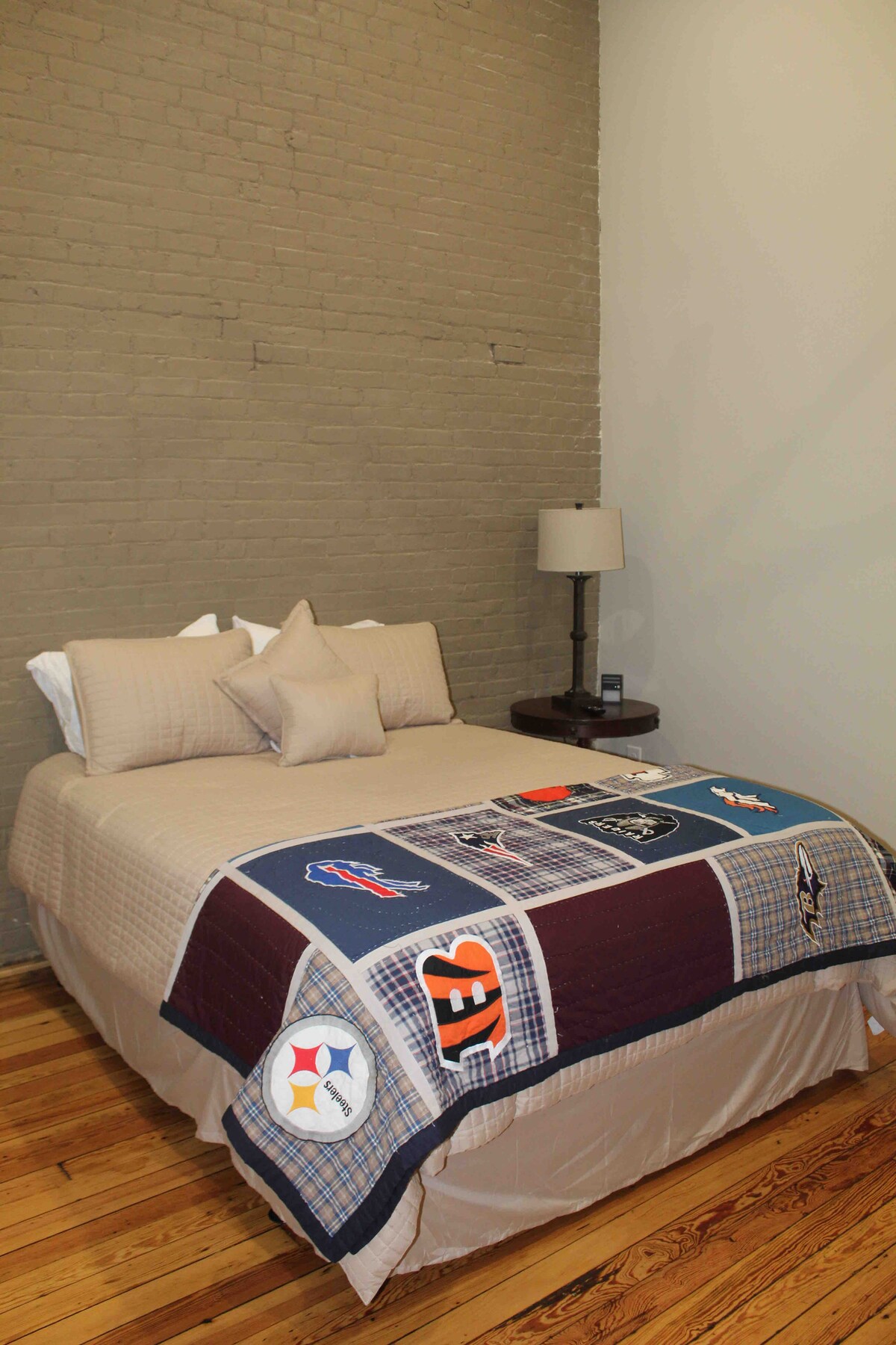 Cama tamaño queen cómoda.