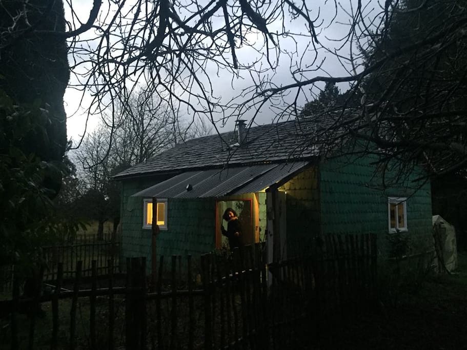 La cabaña tiene agua de pozo y luz eléctrica. Por la noche es extremadamente silencioso/ The cottage has water from a well an electric light. At night is extremely quiet.