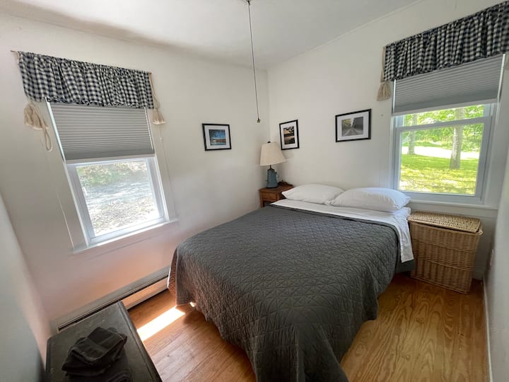 Slaapkamer 2 - queensize bed en 2 ramen 