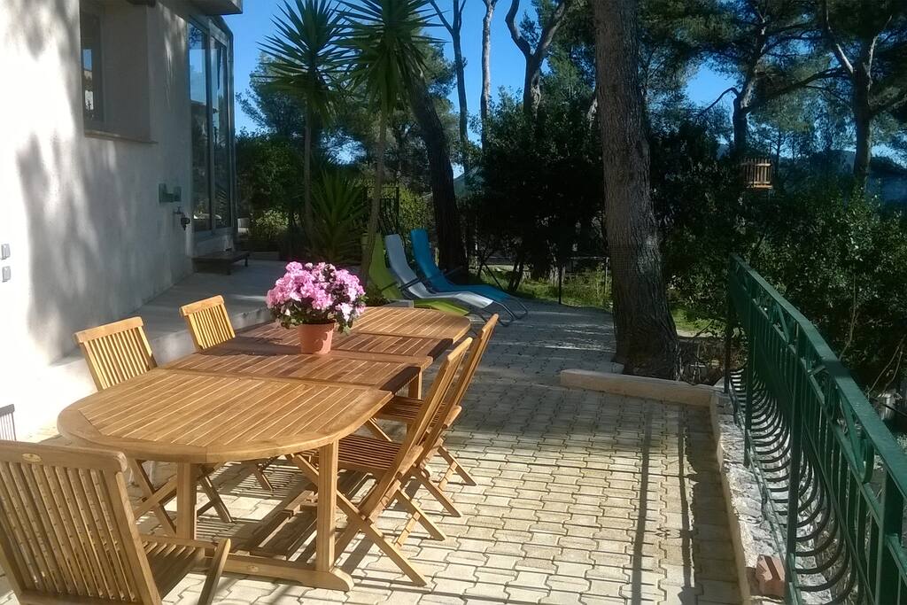 TERRASSE AVEC TABLE 12 COUVERTS