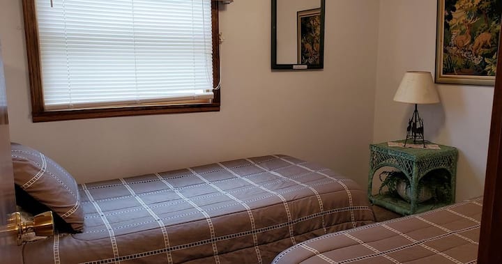 Guest Room w/ 2 twin beds