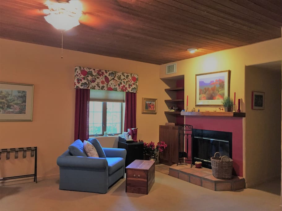Mourning Dove Suite amenities including single, fold out sofa, fireplace, fridge and coffee maker.