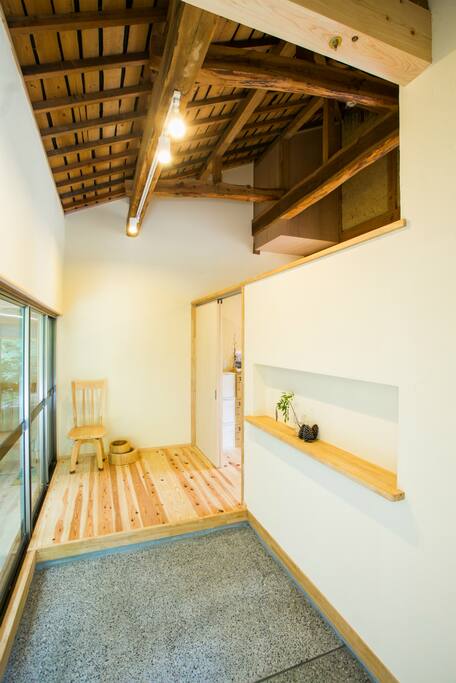 広い玄関は、日本家屋の梁と、木組みを活かしたデザインになっています。
The spacious entrance that is wooden Japanese traditional design.