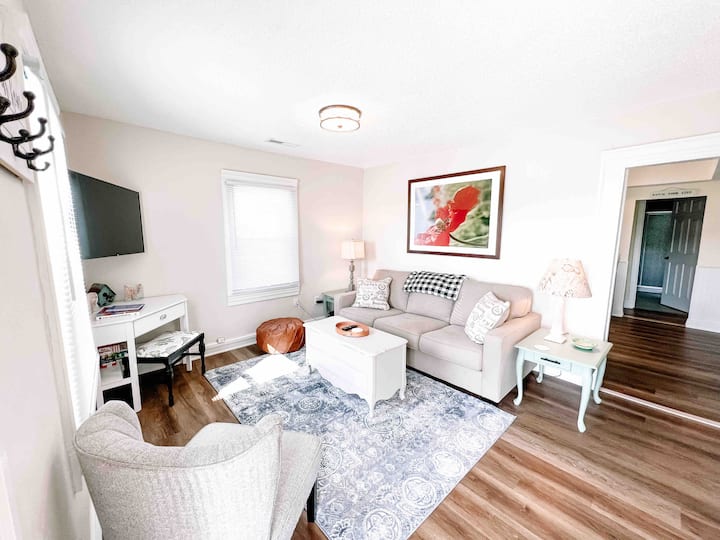 Robin's Nest - Cute Bungalow Near Farmer's Market! - Columbia, MO