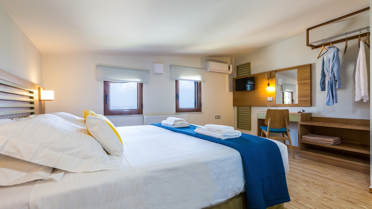 El segundo dormitorio con cama tamaño king. Cada dormitorio ofrece su propio aire acondicionado y TV. Ubicado en el piso superior.