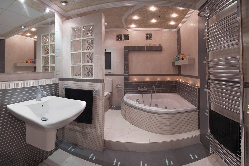 Amplio baño con jacuzzy para 2