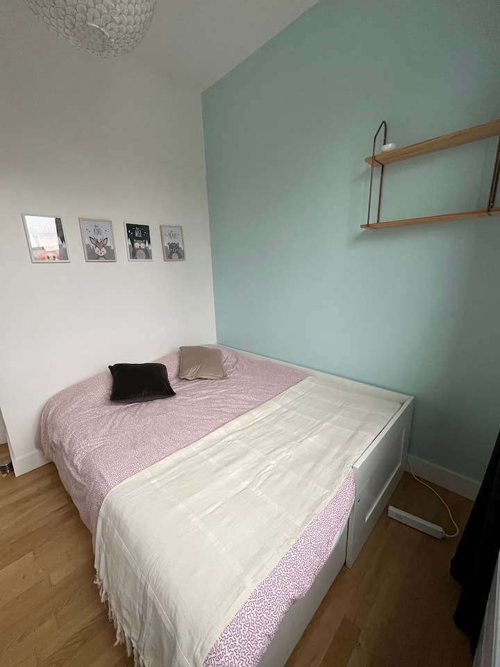 Chumba cha kulala 2
kitanda cha watu wawili 160cm x 200cm
+ kitanda cha mtoto (kitanda cha mtoto 60cm x 120cm)