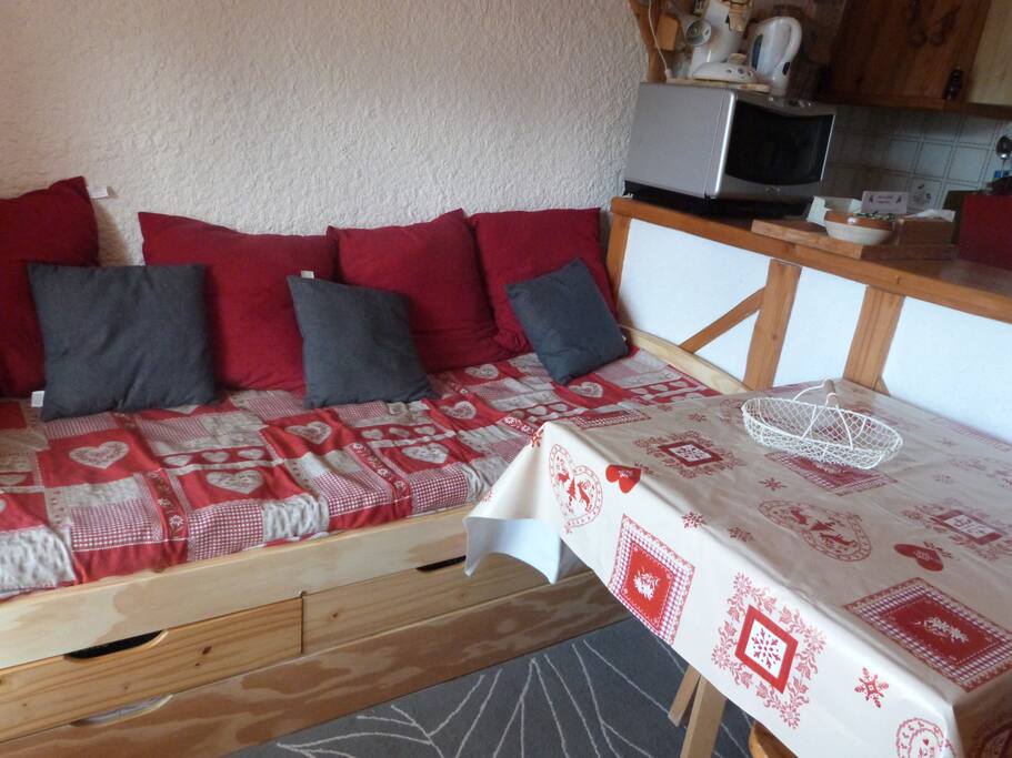 Coin repas avec table rabattable