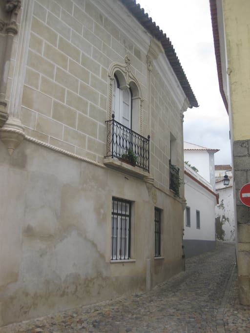com os monumentos mesmo à porta
