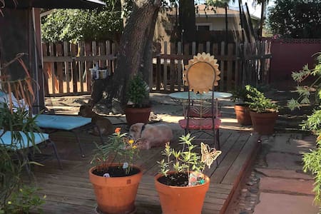 Casita w/ Private Yard & Access, 8 Min. to Beach