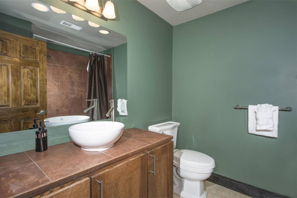 Quandary Bathroom, shared with Evergreen Room if a cross booking exists. We encourage families to book both or all three rooms for ideal privacy and comfort concerns.