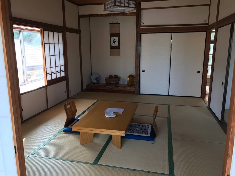 Living & sleeping room (Futon bedding are in a shelf)