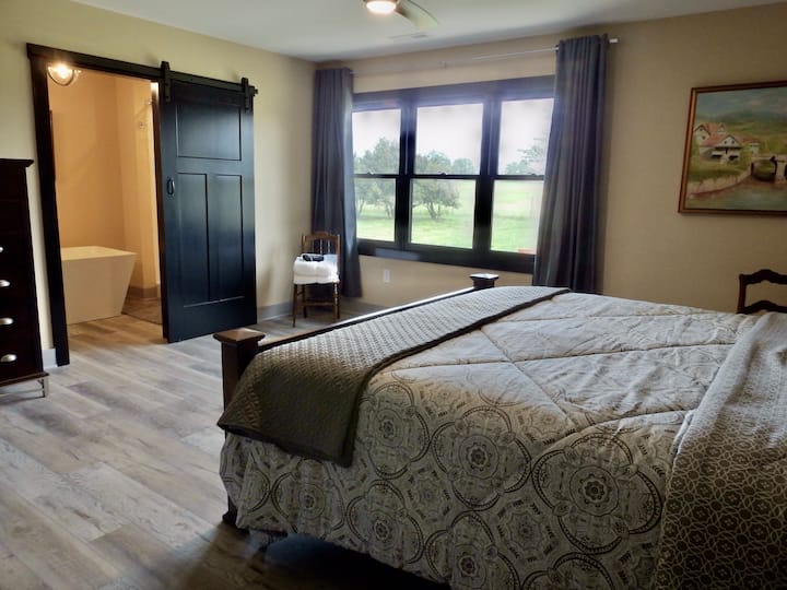 ห้องนอน #3 พร้อมเตียงคิงไซส์และอ่างแช่ตัว