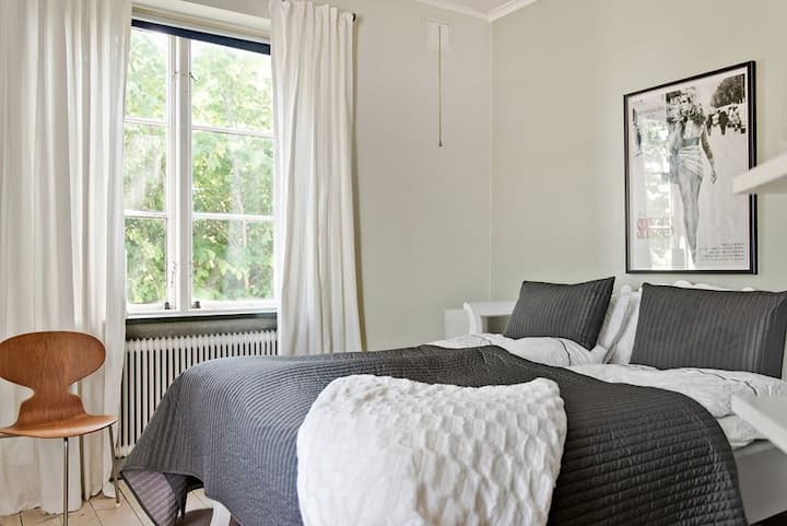 Спалня 2 - малка спалня - тук има две единични легла, които могат да бъдат сглобени като двойно легло.