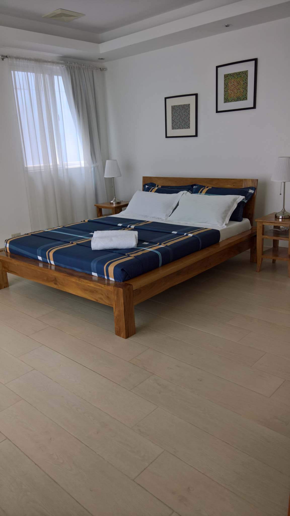 主卧位于二楼，带套内卫生间、客厅和阳台