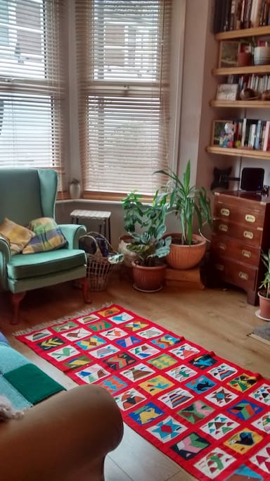 Comfy living room; lots of books to read