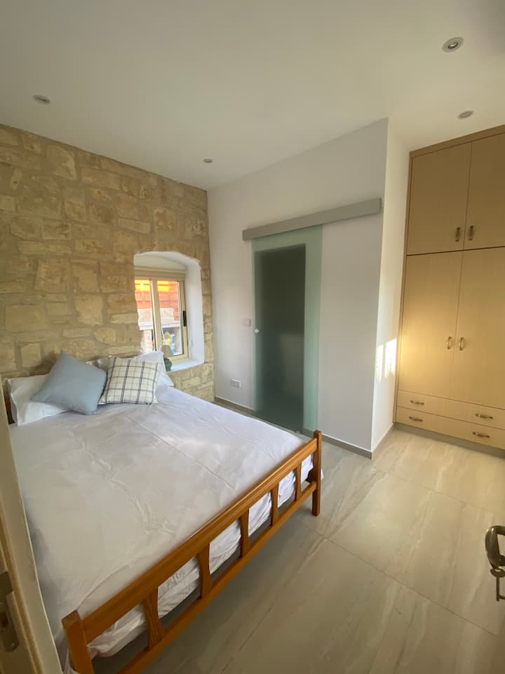 ห้องนอนที่สองมีเตียงคู่ด้านหลังประตูกระจกมีห้องน้ำในตัว 