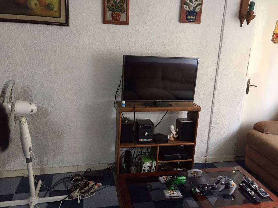 Smart T.V., estéreo, ventilador, Xbox, Nintendo 64 :)