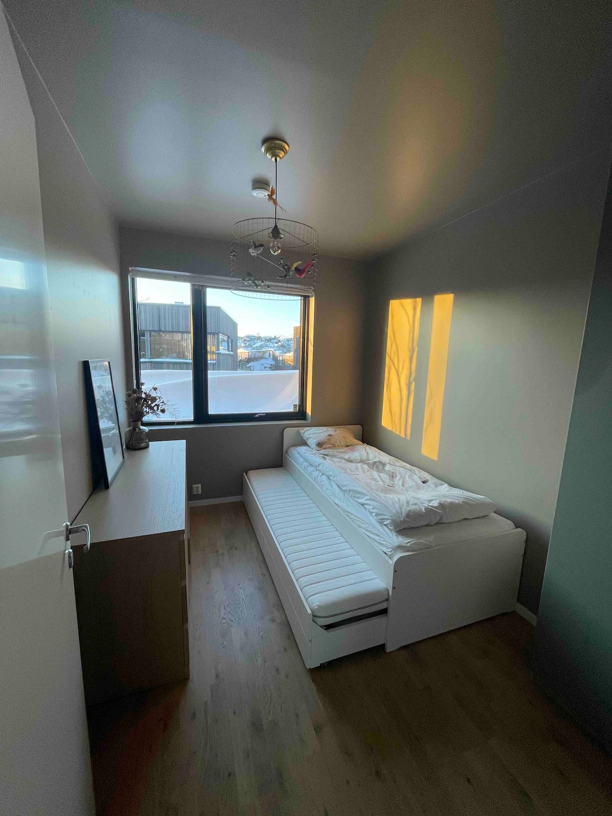 Dormitorio 1er piso. Cama con cajón extraíble. Colchones de 2 x 90 cm de ancho. Longitud completa. 