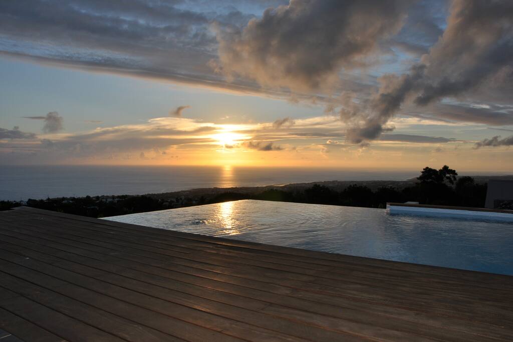 Vue du coucher de soleil sur la mer depuis le coin Salon d'extérieur (ceci n'est qu'une partie de la vue, vue réelle à 180° sur la mer)