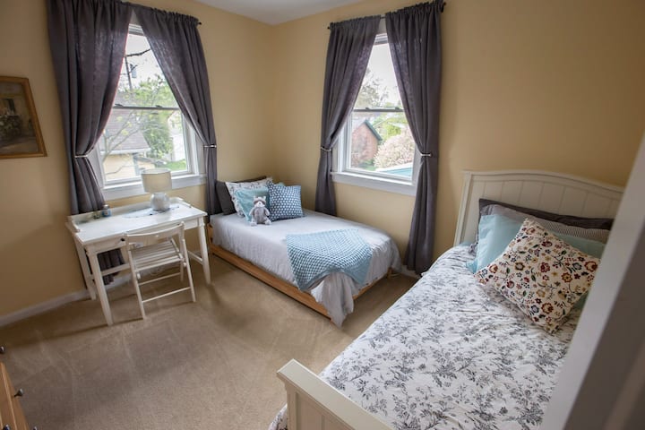 ツインルームは、ツインベッド2台、ツイン3台、またはツインベッド1台とローキングベッド1台をご用意できます。 カーテンを閉めたまま暗く、クローゼットには扇風機と追加の寝具があります（ホールのクローゼットには寝具とタオルが増えています）。 