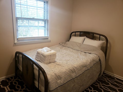 Comfortable room 1 close to IAD/Dulles w/parking