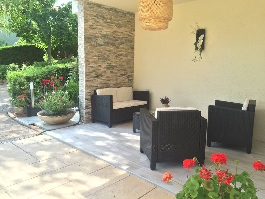 Votre terrasse privative donne sur le jardin.