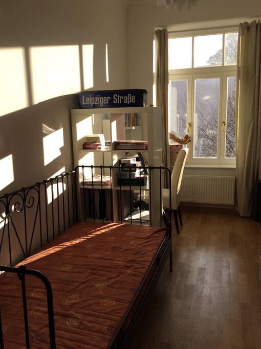 Das Fenster zeigt zum ruhigen Innenhof