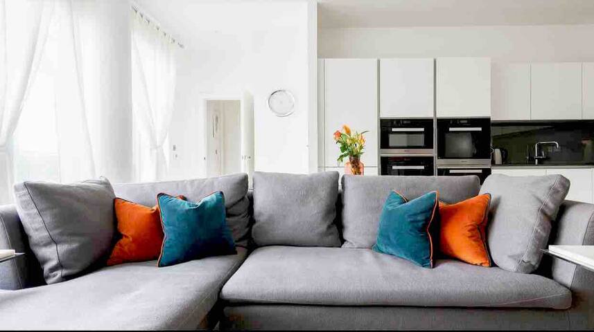 Elegant Riverside Haven — Private Entrance ,Gym gallery image 5