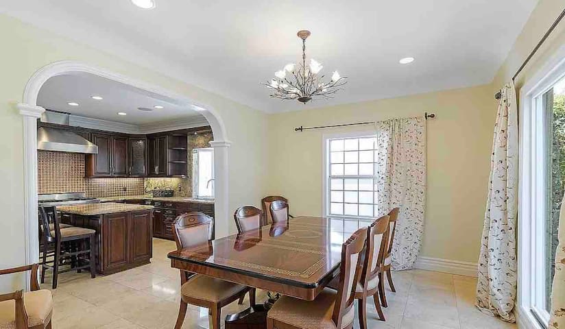 By Beverly Hills Family ❤️ Retreat 4Bed/3Bath House gallery image 5