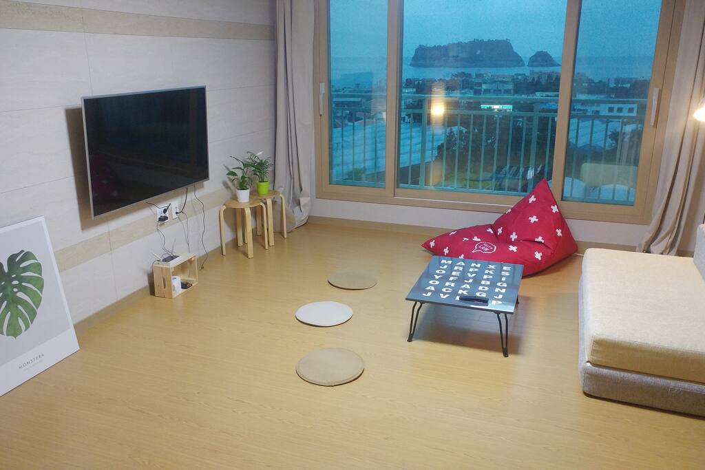 거실뷰 (바다와 범섬이 보임) / ocean view from living room