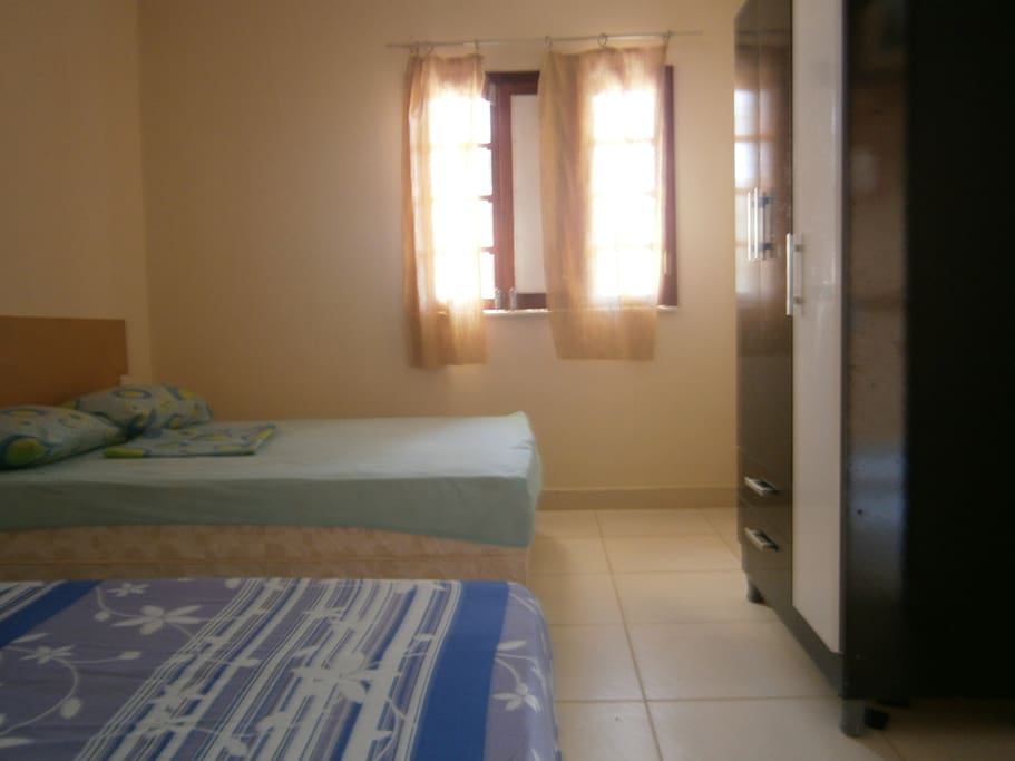 amplo quarto com ar condicionado split e armario